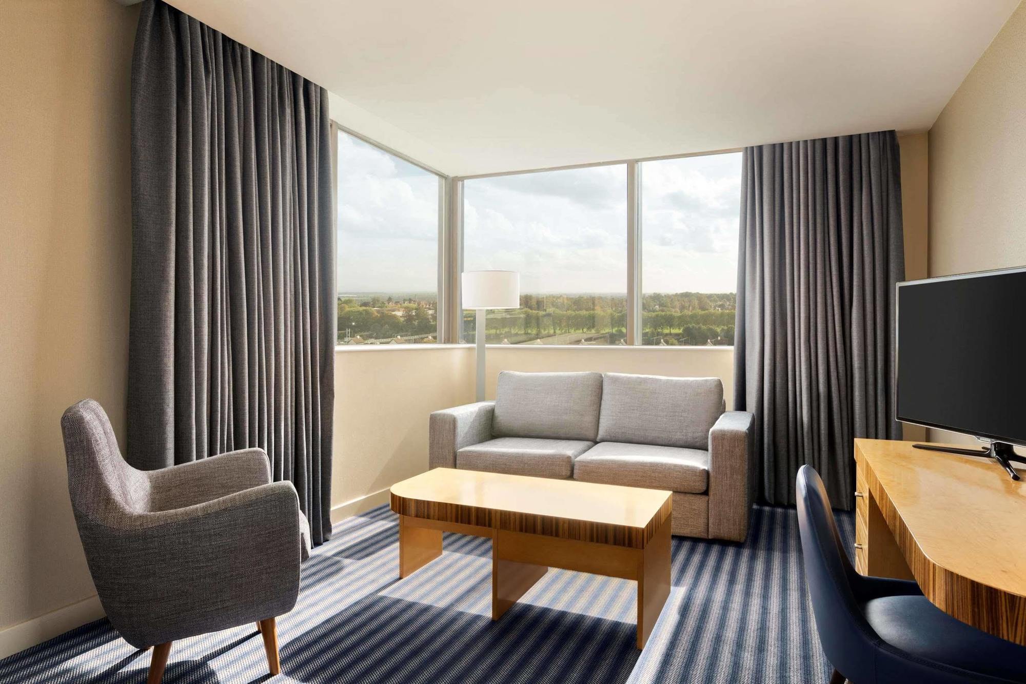 Ramada Hotel&suites Hotel 4*